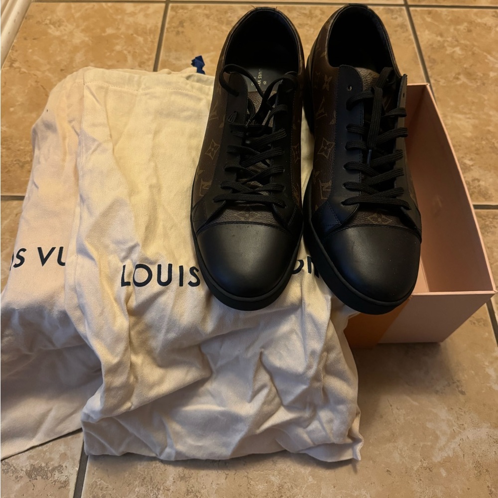 AUTHENTIC LV MENS SHOE